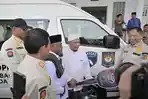 Mendagri-Muhammad-Tito-Karnavian-menyerahkan-secara-simbolis-satu-unit-mobil.jpg