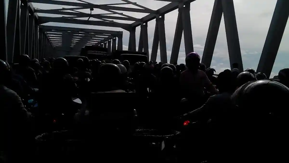 Hati-hati Melintasi Jembatan Aurduri, Tiang Pancang Keropos Lantai Retak, JMS Dihantam Tongkang