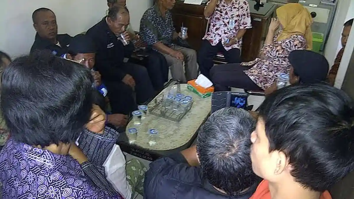 Puluhan Karyawan Pabrik Kalsium di Madiun Luruk Dinsosnakertrans