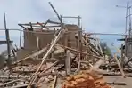 Rumah-korban-yang-dirusak-warga-kampung-Pela-di-Manggarai-Barat.jpg