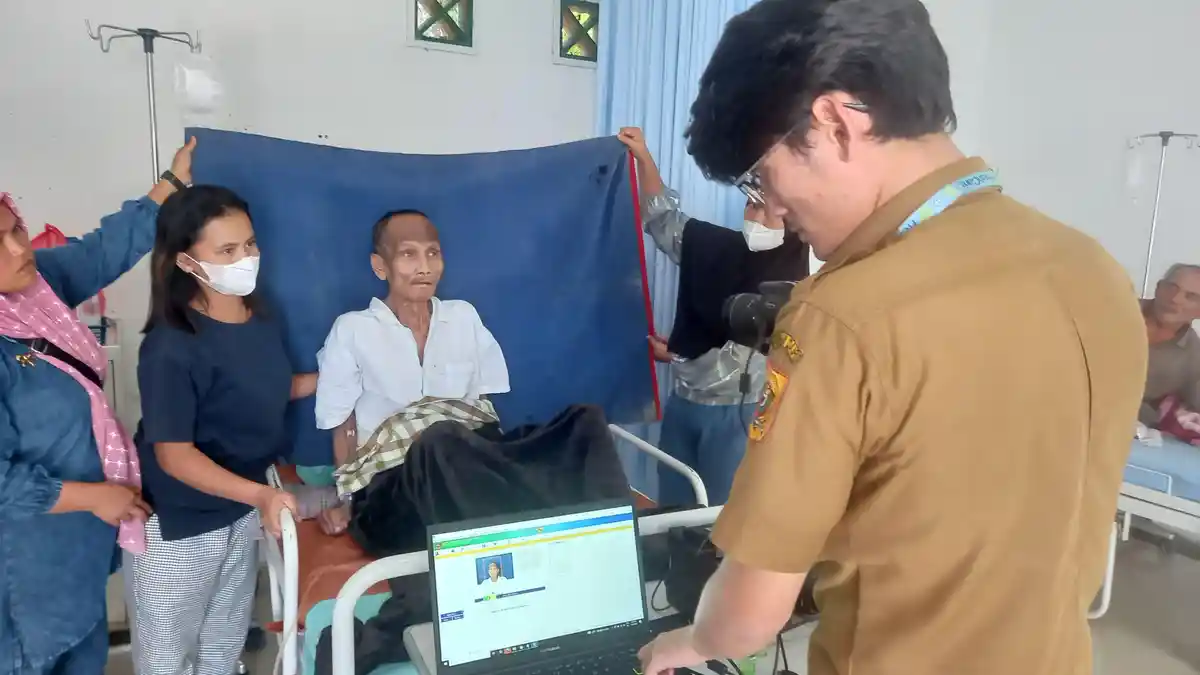 Tak Punya KTP Elektronik, Dukcapil Dairi Datangi Langsung Warga Saat di Ruang Inap RSUD Sidikalang
