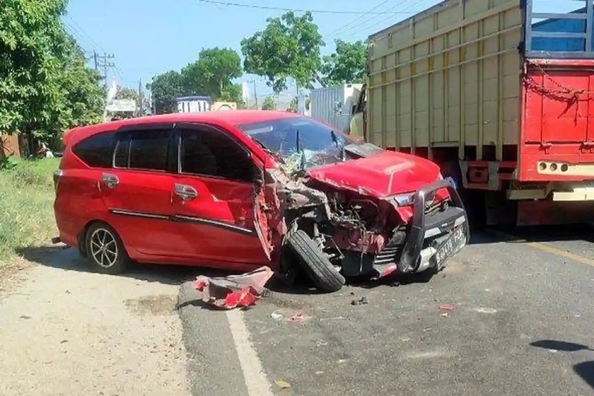 Kecelakaan Maut Tadi Dini Hari, Seorang Perempuan Tewas, Mobil yang Dibawa Ayahnya Menabrak Truk
