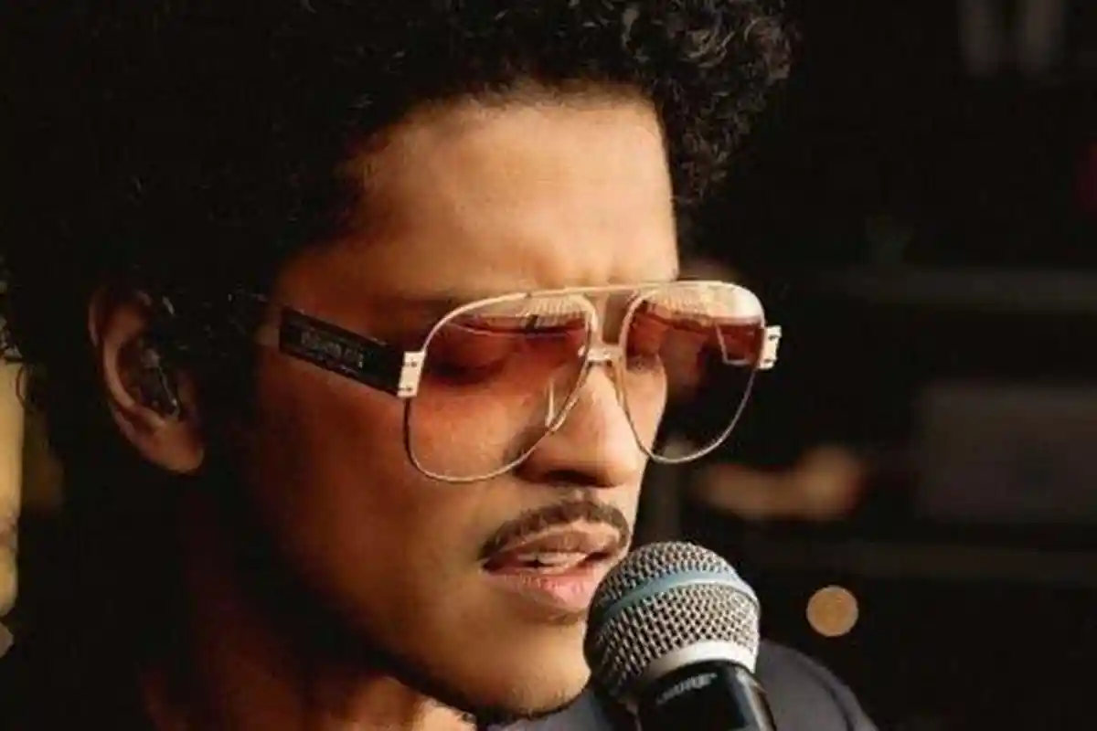 Lirik dan Arti Lagu It Will Rain Bruno Mars, My Eyes Will Do The Same If You Walk Away