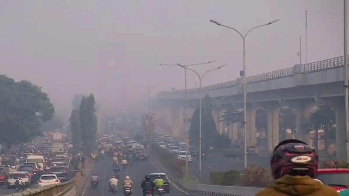 Jembatan Ampera 'Ditelan' Kabut Asap, Udara di Palembang Berbahaya hingga Jarak Pandang Terbatas