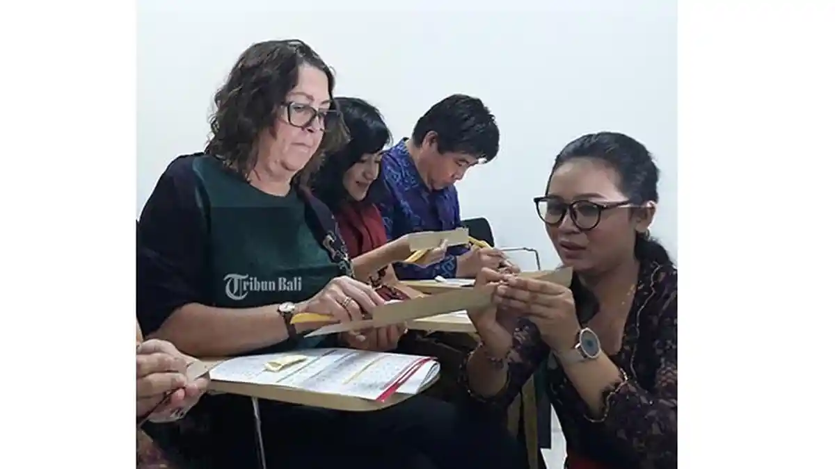 100 Lontar Usada Dipamerkan di Dharmanegara Alaya Denpasar, Konsul dan Konjen Diajak Menulis Lontar