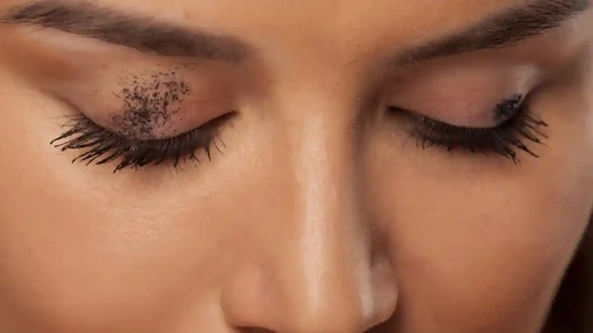 Selain Pembersih Makeup, Gunakan 3 Produk Ini Untuk Menghapus Maskara Waterproof yang Berantakan