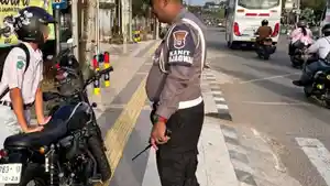 PETUGAS-Satlantas-Polres-Tabalong-saat-temukan-pelajar-yang-knalpot-sepeda-motornya.jpg