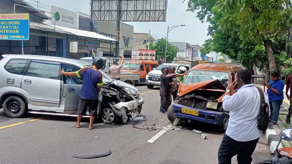 Kronologi Kecelakaan Adu Banteng Yang Libatkan Mobil Angkot di Jalan Dr Wahidin Kota Semarang