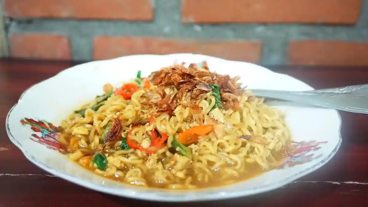 Mi Instan Nyemek Bu Siti yang Melegenda