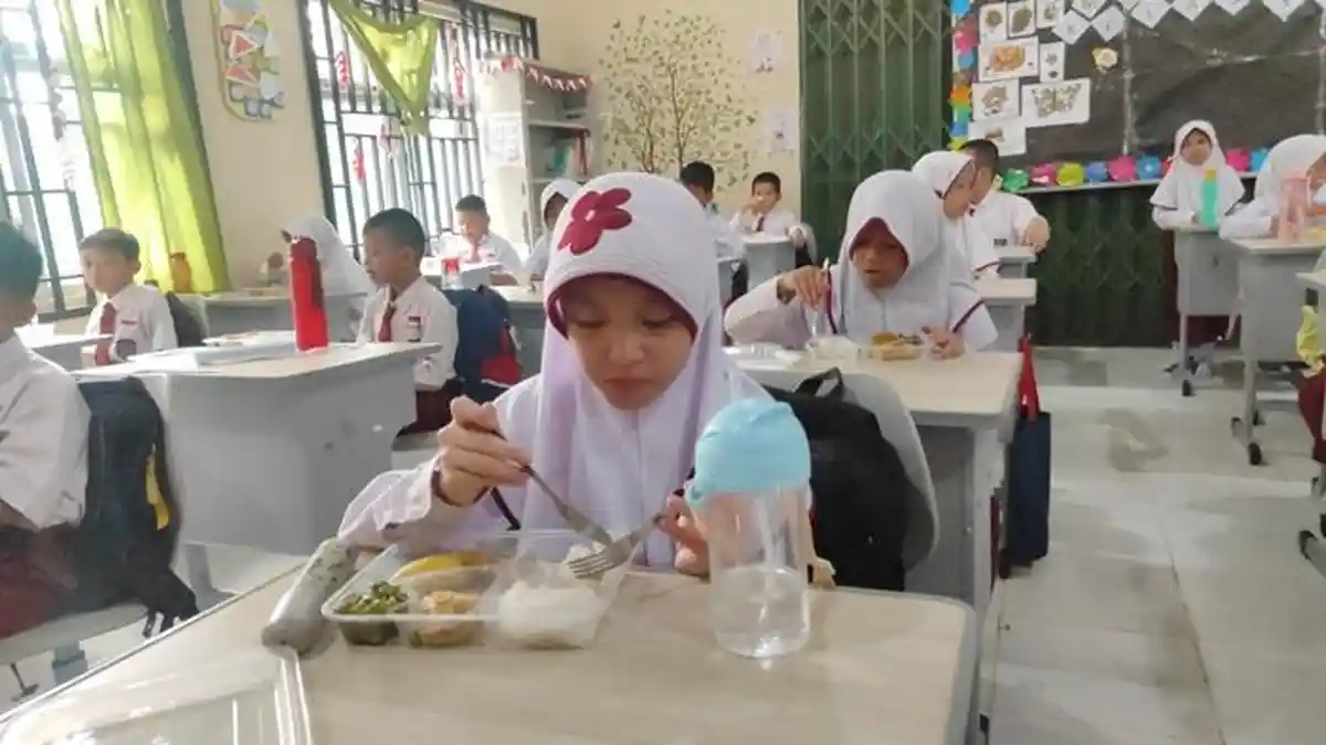 Program Makan Gratis Mulai Diberlakukan di Palembang, Lauknya Tempe, Sayur Buncis & Tahu Isi Ayam