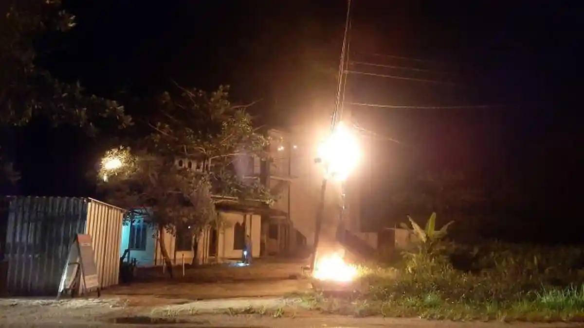 Tiang Listrik Terbakar di Jalan Kapten Mulyono Sampit, Sempat Terdengar Suara Ledakan