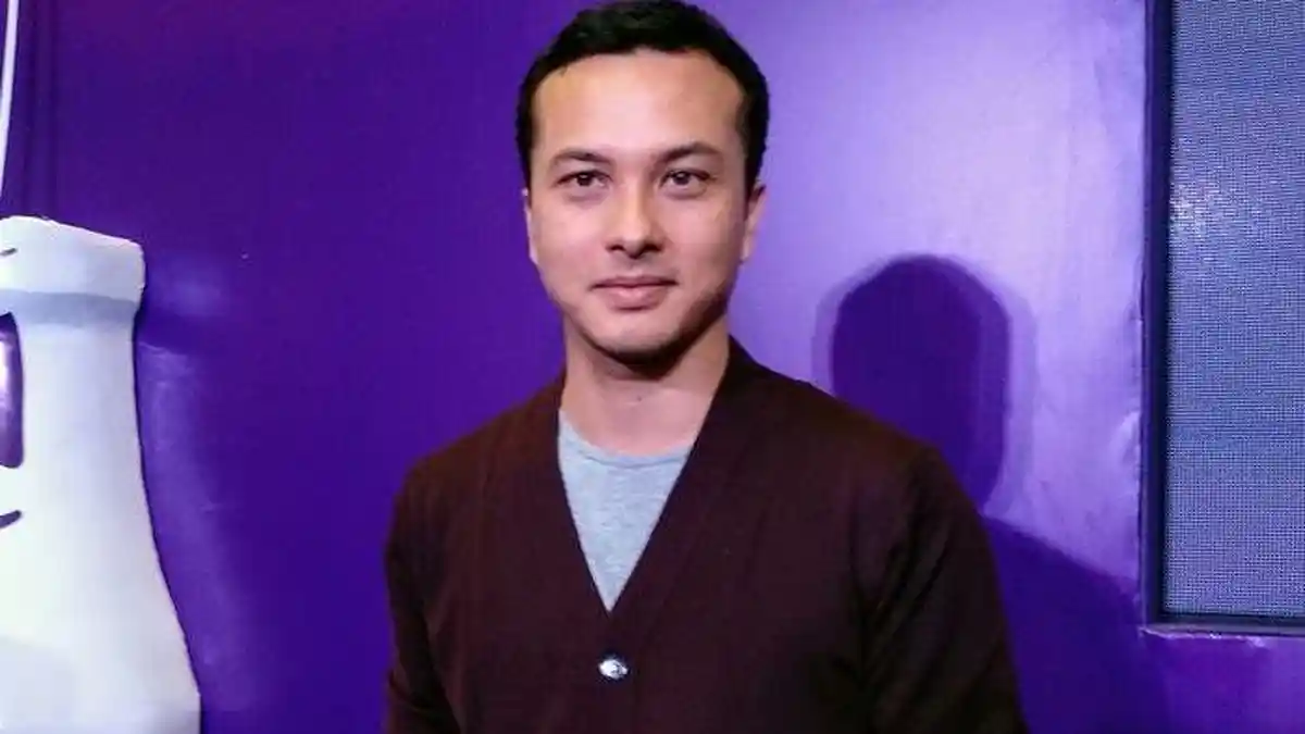 Nicholas Saputra Trending, Dipuji Warganet karena Tetap Antre saat Menerima Vaksin Covid-19