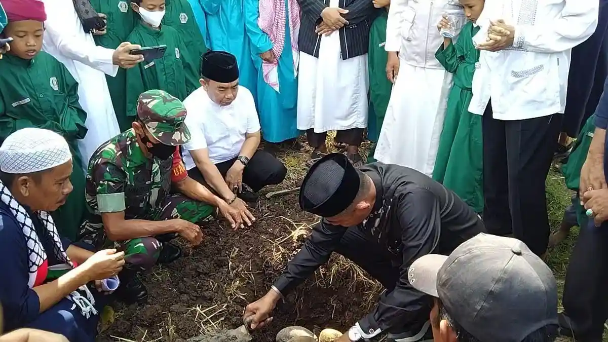 Sekda Jeneponto Letakkan Batu Pertama Pembangunan Ponpes Nurul Hidayah Sapanang