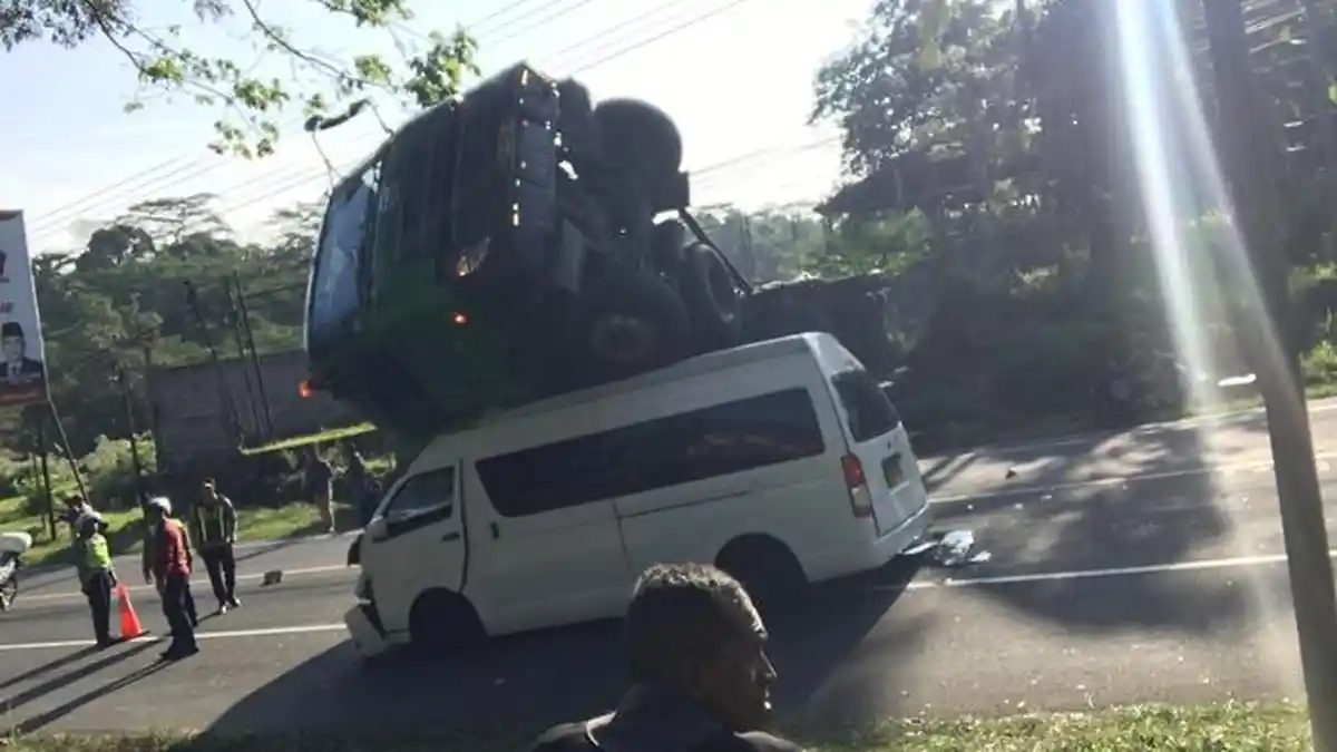 Tak Kuat Menanjak, Truk Tronton Terguling Timpa Mini Bus di Sidomulyo Boyolali