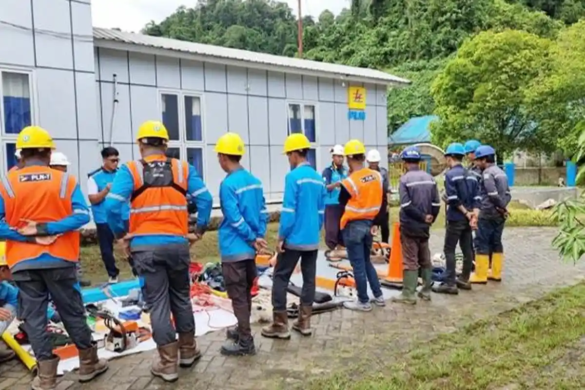 PLN ULP Waisai Raja Ampat Gerak Cepat Respons Aduan Masyarakat soal Tiang Listrik Nyaris Roboh