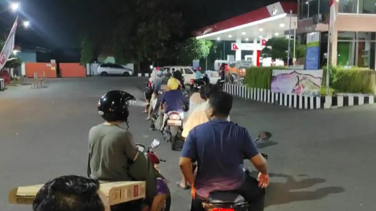 Warga Heran Stok BBM Pertalite di Beberapa SPBU Kosong, Kini Harus Antre Panjang untuk Mengisi