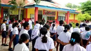 enjabat-Wali-Kota-Kupang-George-Hadjoh-saat-memberi-arahan-kepada-siswa-di-Kota-Kupang.jpg