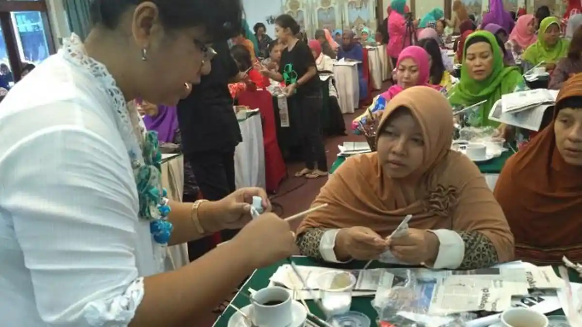 Lulusan Universitas Indonesia, Denok Pilih Urusi Sampah