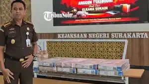 meja-penuh-uang-2.jpg