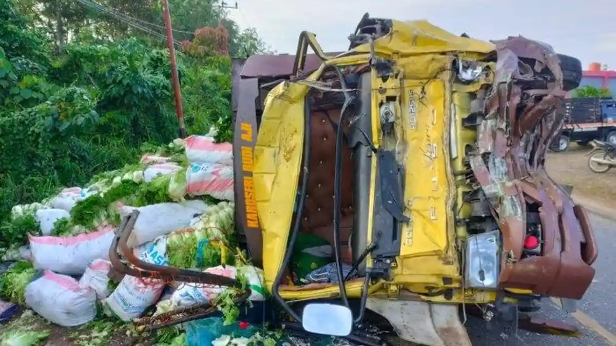 Tabrakan Truk Sayur Vs Pick Up Ayam di Muratara, 2 Orang Dilaporkan Tewas