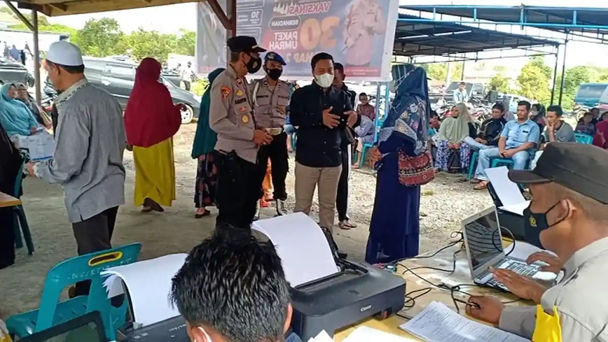 TNI/Polri Lakukan Vaksinasi Door To Door