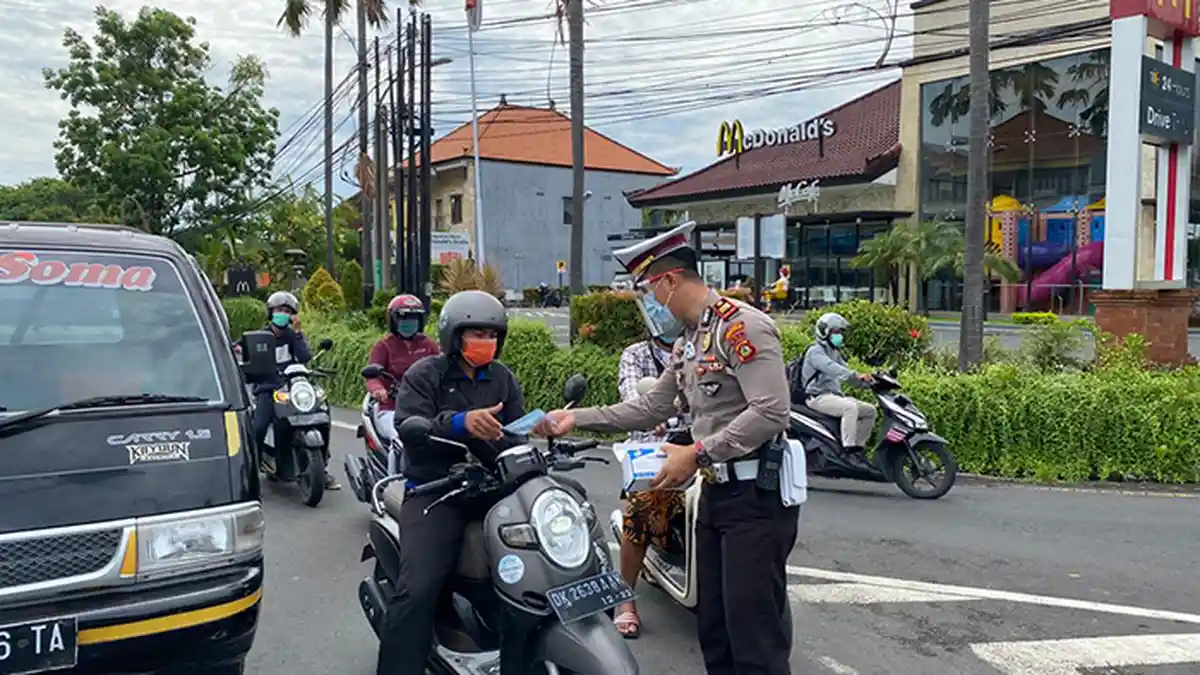 Ops Zebra Lempuyang di Denpasar Kembali Bagikan Masker dan Stiker, Sasar Pengendara Roda 2 dan 4