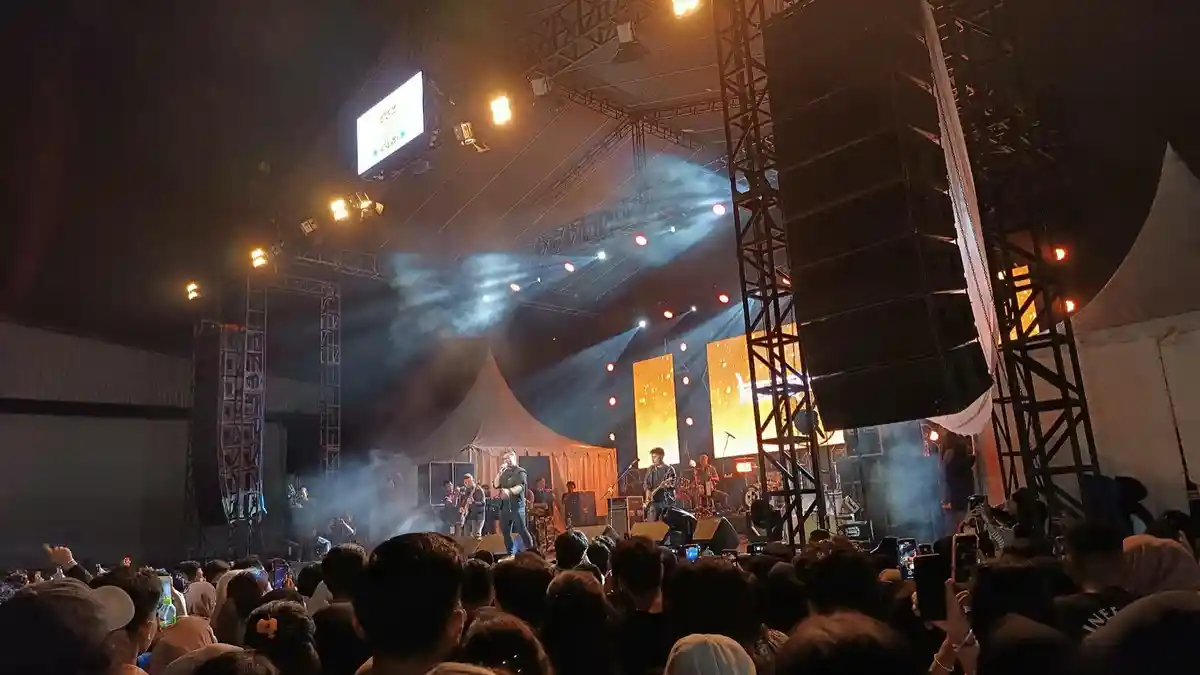 PENAMPILAN Kerispatih di Konser Hajatan Anak Medan, Sukses Buat Penonton Galau Bersama