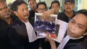 Kuasa-hukum-terdakwa-Ririn-Toni-RM-saat-menunjukkan-bukti-foto-Aman-Yani.jpg