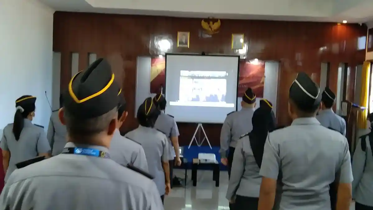 Pegawai Imigrasi Maumere Ikut Apel Pagi Virtual dengan Menkumham Supratman Andi Agtas