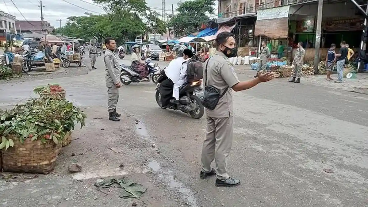 Satpol PP Tertibkan Pedagang di Pasar Lambaro