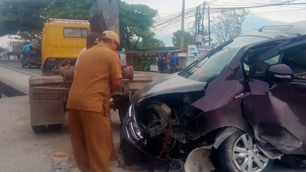 Hindari Kucing, Mobil Kontingen Popda Palu Tabrak Saluran Air