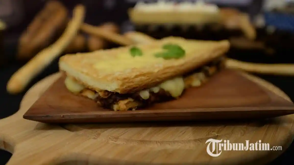 RESEP dan CARA MEMBUAT Chicken Croissant Cheese 'Roti Bulan Sabit' Gurih ala Chef Deny Panca, Intip!