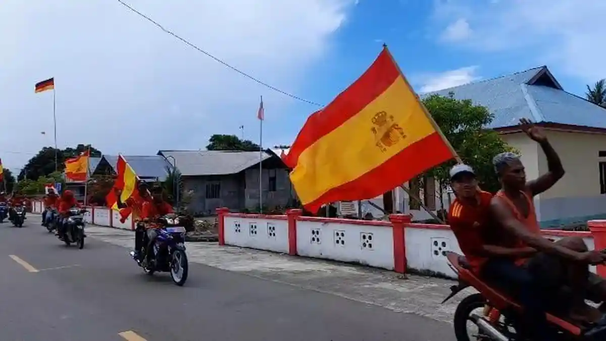 7 Hari Jelang Piala Dunia 2022, Langit Taniwel Diwarnai Bendera Timnas Kesayangan