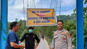 Anggota-Polda-Gorontalo-saat-menjaga-akses-tambang-emas-ilegal-Gorontalo.jpg