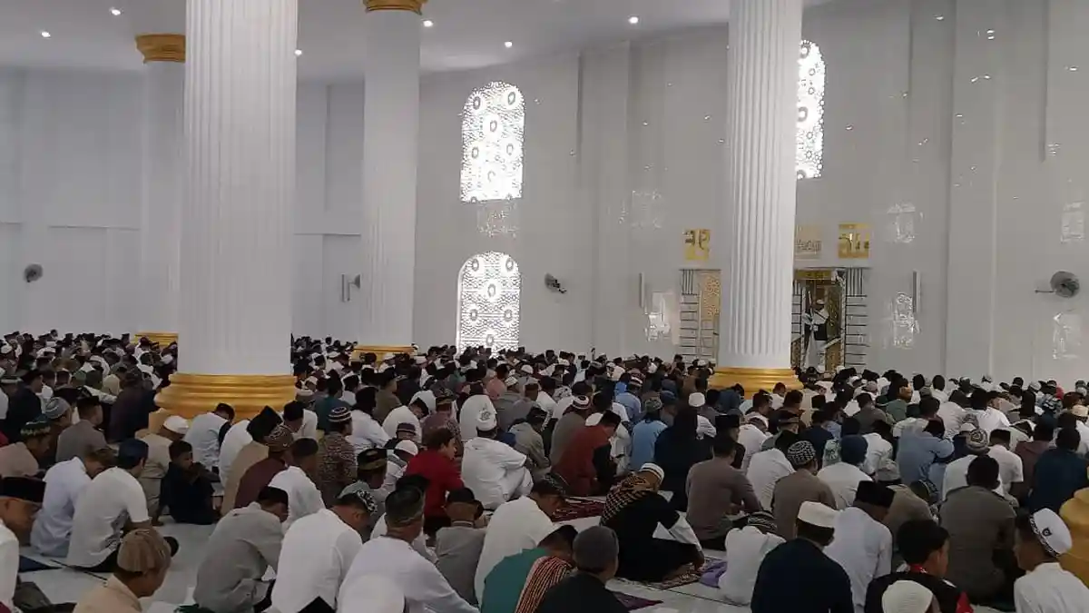 Pj Bupati Morotai Salat Idul Adha di Masjid Agung Baiturrahman