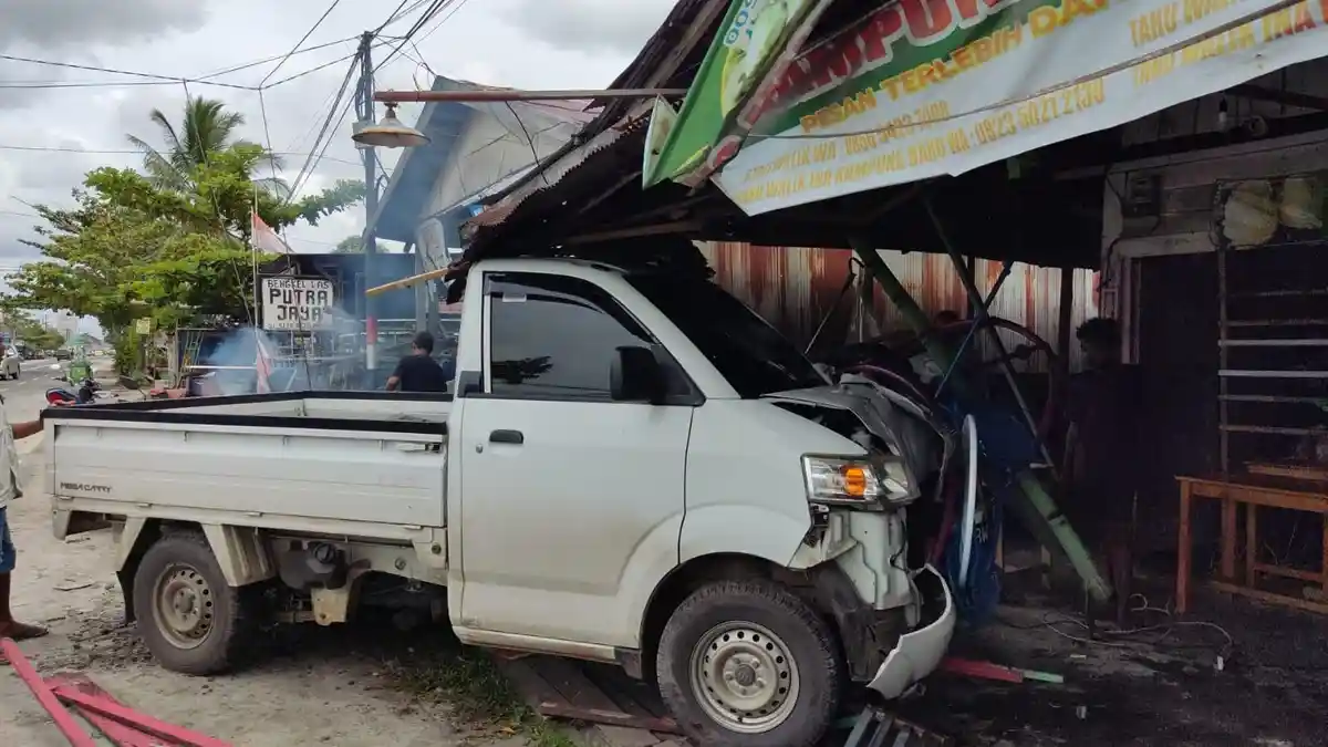 Kecelakaan di Palangkaraya, Diduga Sopir Ngantuk Pikap Melaju Kencang Tabrak Bengkel Las dan Warung