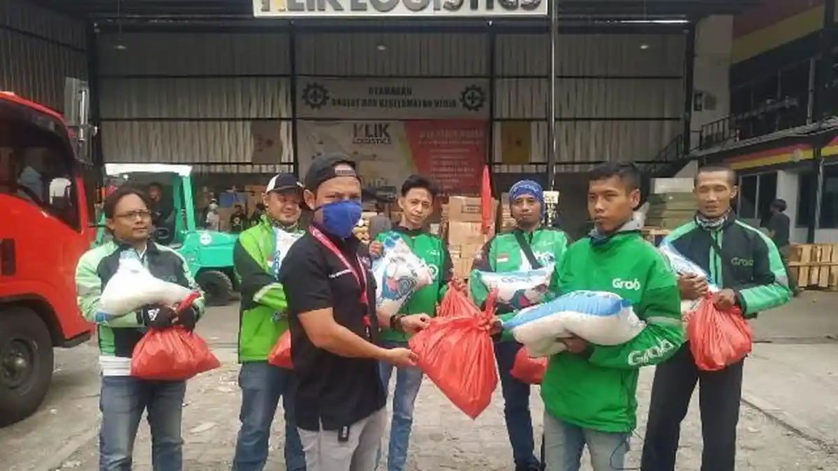 Dorong Physical Distancing, Pengusaha Kargo di IPCN Bagikan Sembako ke Pekerja Sektor Informal