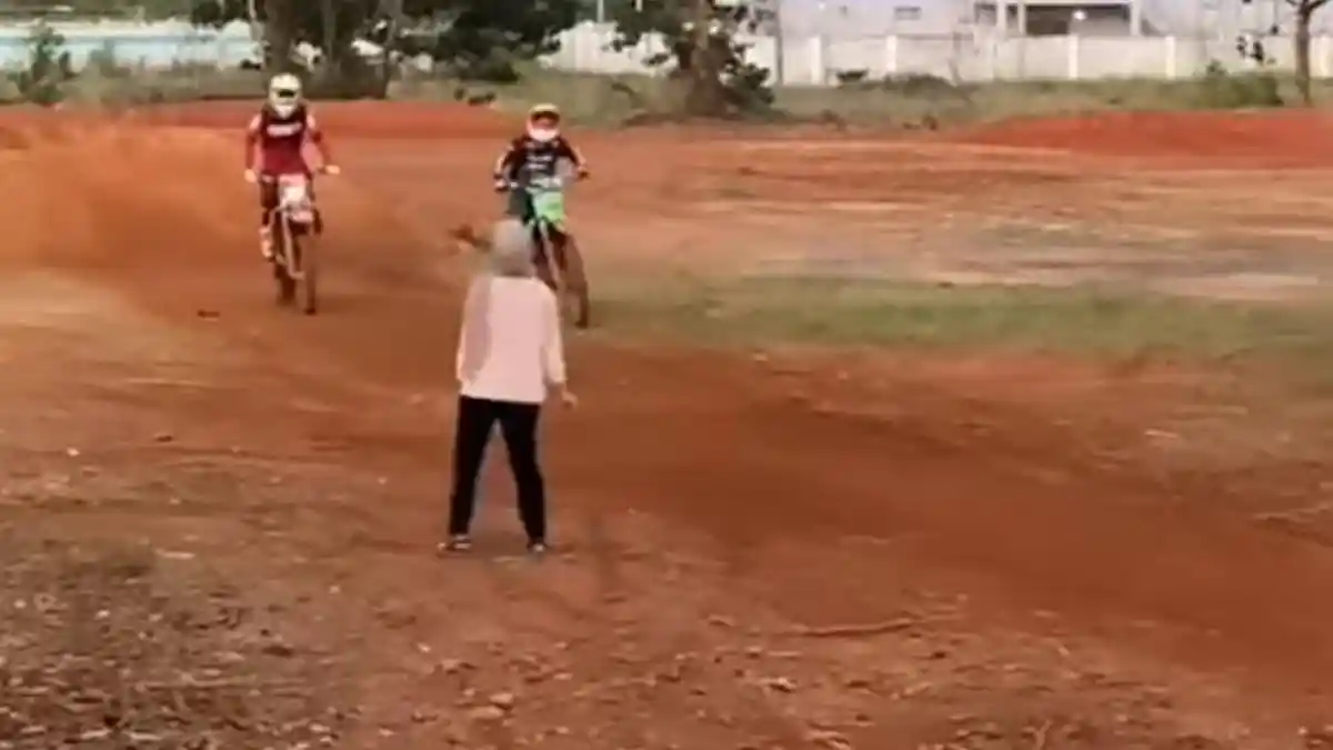 Pria ini Diadang Istri, Disuruh Pulang saat Lagi Seru-seruan Balapan Motor Trail