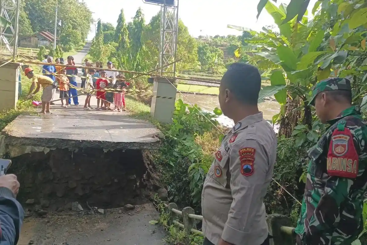 Jembatan Penghubung di Bantarkawung Brebes Putus Terseret Banjir, Warga Harus Cari Jalur Alternatif