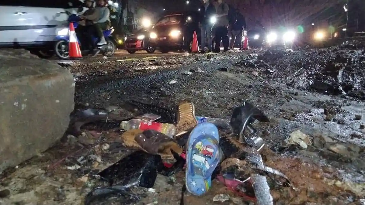Sandal Tayo Jadi Saksi Bisu di TKP Kecelakaan Maut Cibubur, Diduga Milik Korban