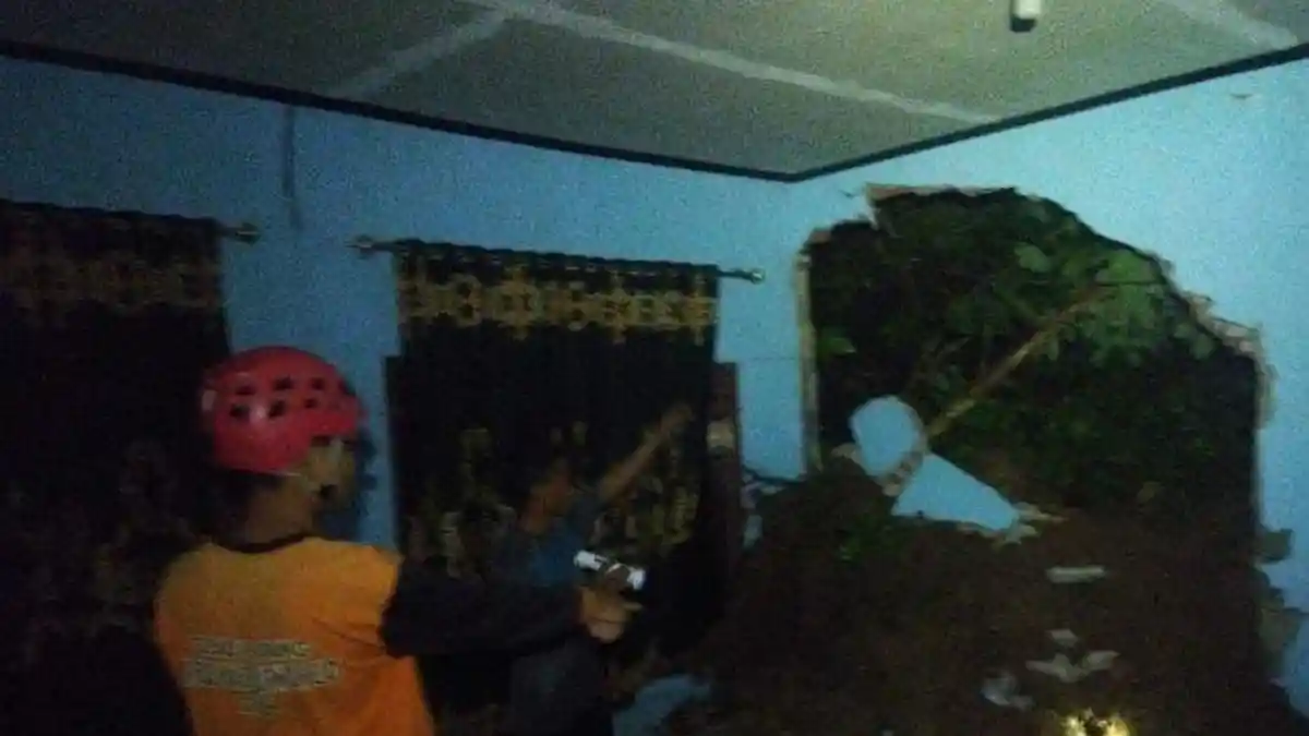 Rumah Wakhid Rusak Parah Diterjang Longsor, Bayinya Usia 3,5 Tahun Tewas Tertimbun Material