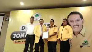 Bakal-Calon-Wali-Kota-Kupang-Jonas-Salean-saat-menerima-surat-rekomendasi.jpg