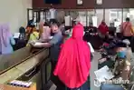 ruang-pelayanan-di-kantor-dispendukcapil-sampang-2.jpg