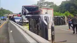 kecelakaan-di-km-85600-ruas-tol-cipularang-arah-jakarta-pada-rabu-10-juli-2024-pukul-1520-wib.jpg