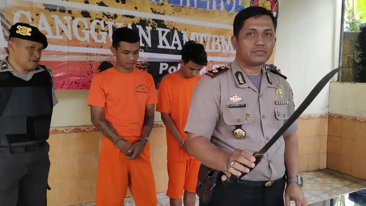 2 Orang Pemuda Sabetkan Parang Saat Rampas Ponsel di Sleman
