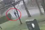 Awalnya, Pria Berjaket Biru Ini Jalan di Belakang Seorang Gadis, tapi Hal Mengerikan Ini Terjadi!