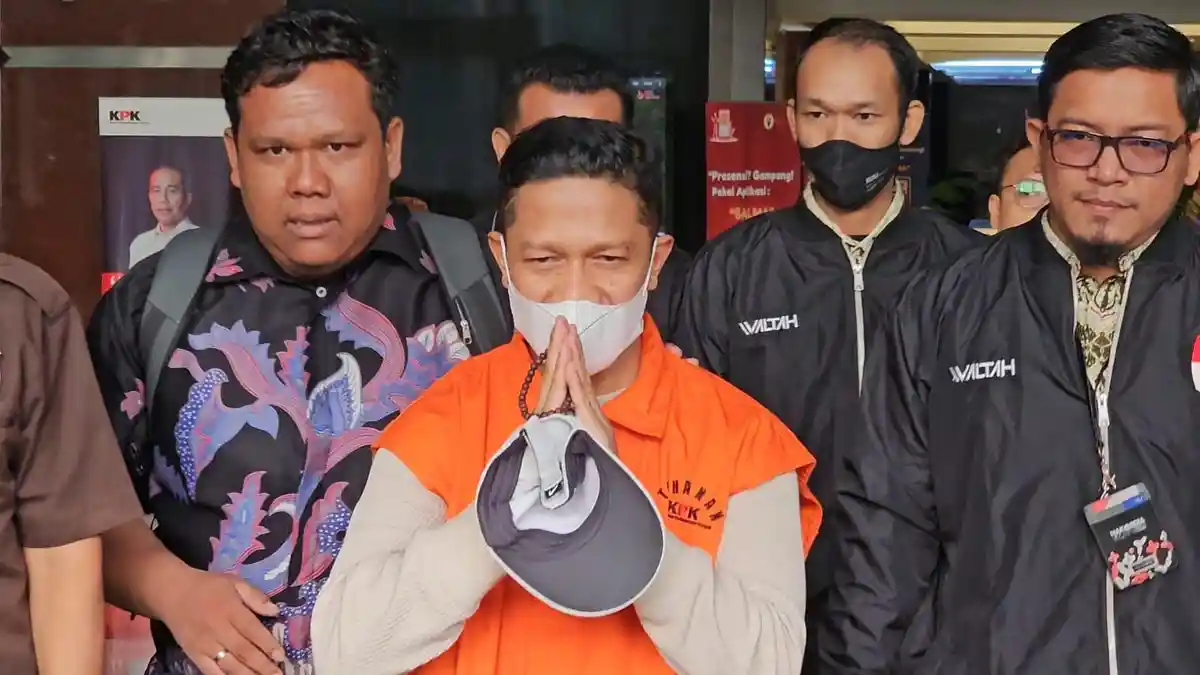 BREAKING NEWS: Suap Gubernur Abdul Gani Rp7 M, Eks Ketua Gerindra Malut Ditahan KPK Pegang Tasbih