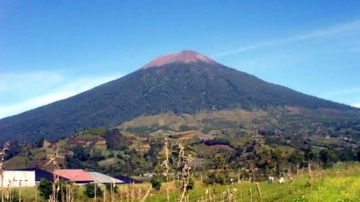 Tunjukkan Gejala Mau Erupsi, Status Gunung Slamet Naik Level Jadi Waspada