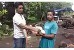 Bantuan-BPBD-Sikka-bagi-korban-rumah-ambruk-di-Desa-Hoder.jpg