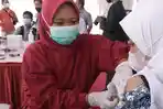 vaksinasi-di-SMPN-1-sumbergempol-tulungagung.jpg